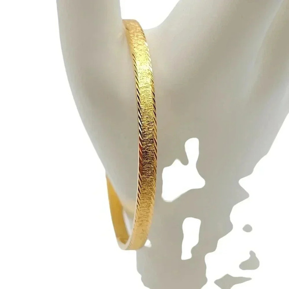Trifari Textured Gold Tone Etched Sides Bangle Bracelet Size Medium - Picture 1 of 5